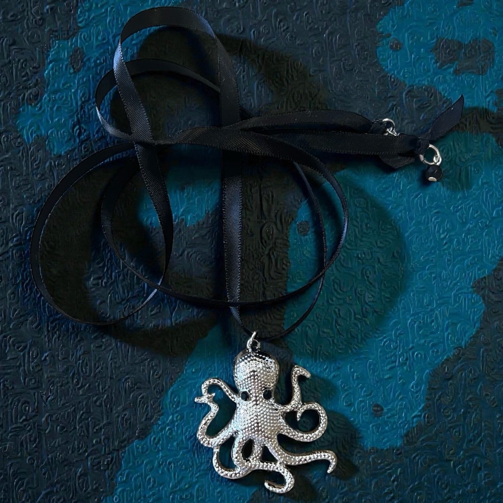 Shiny Silver Toned Octopus Pendant Choker Necklace - Picture 13 of 17